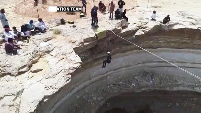 Có gì bí ẩn bên dưới 